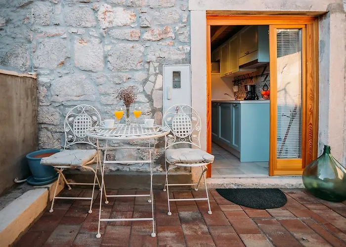 Charming Old Stone House Sali